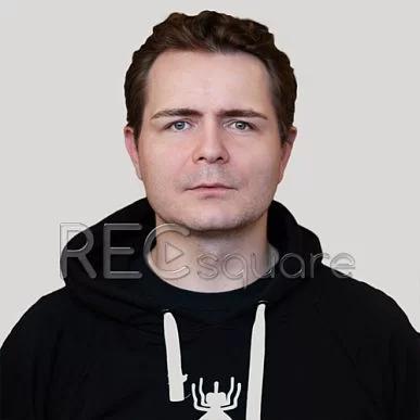 На фото диктор Александр Матросов