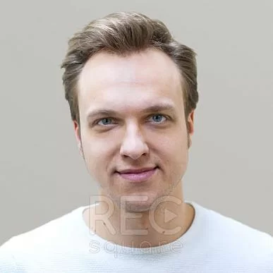 На фото диктор Виталий Лойко