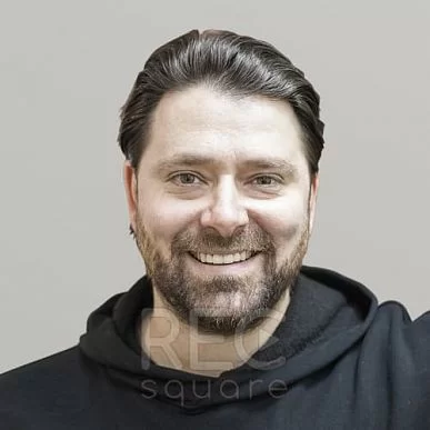 На фото диктор Даниил Эльдаров