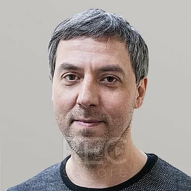 На фото диктор Денис Бгавин