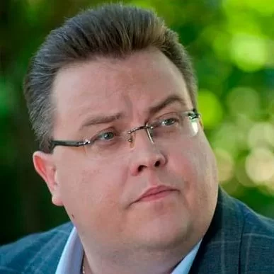 На фото диктор Алексей Колган