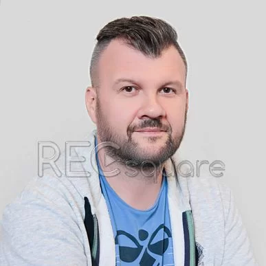 На фото диктор Алексей Востриков