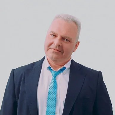 На фото диктор Александр Сулаев